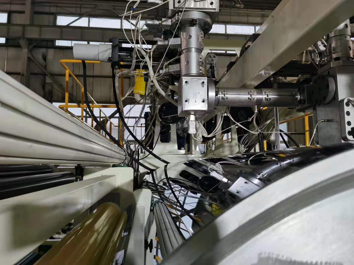 PE Extrusion laminating on yellow paper machine